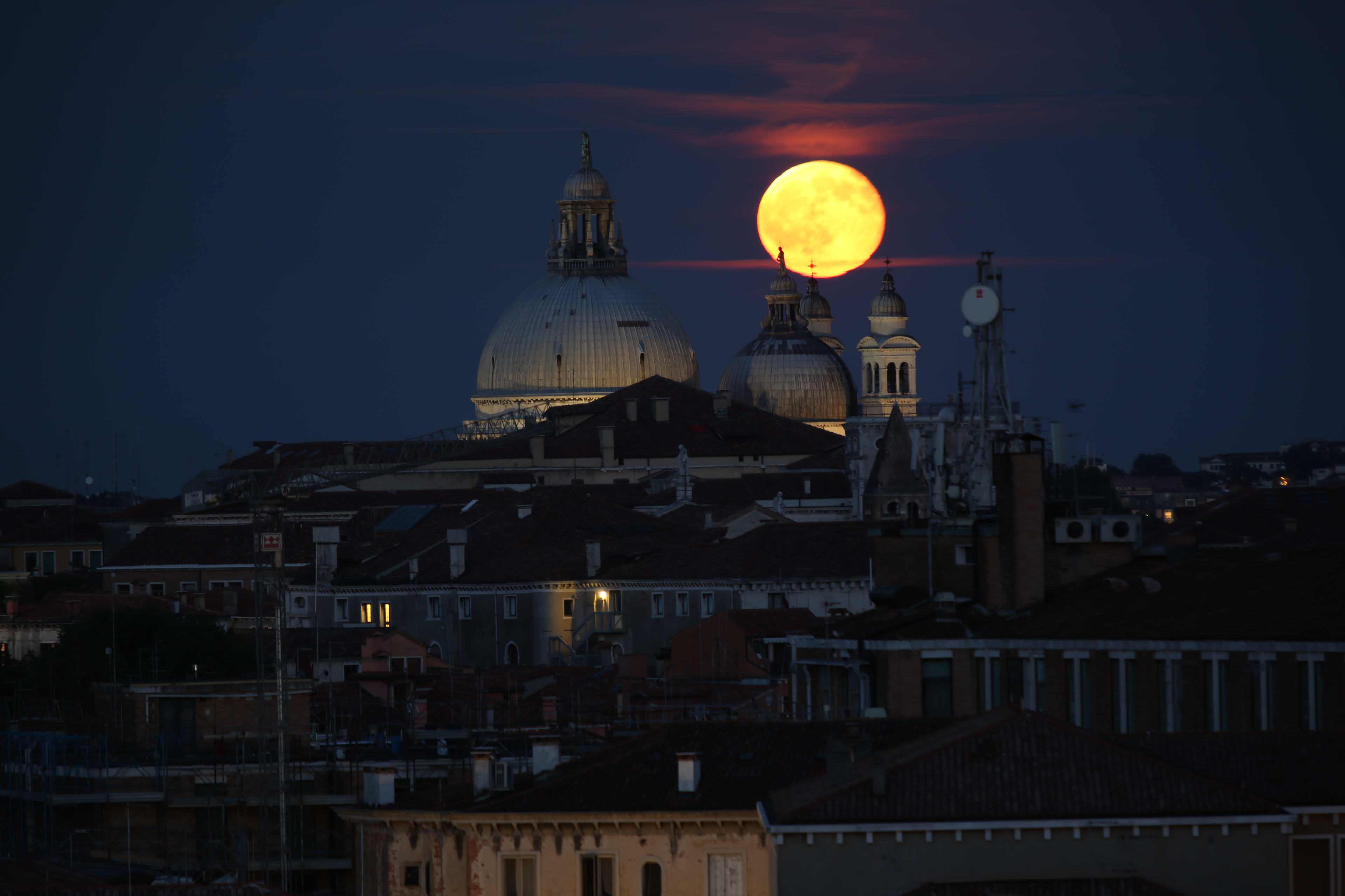 Восход луны в москве. Луна над городом. Луна над крышами. Город Луна Италия. Восход Луны.