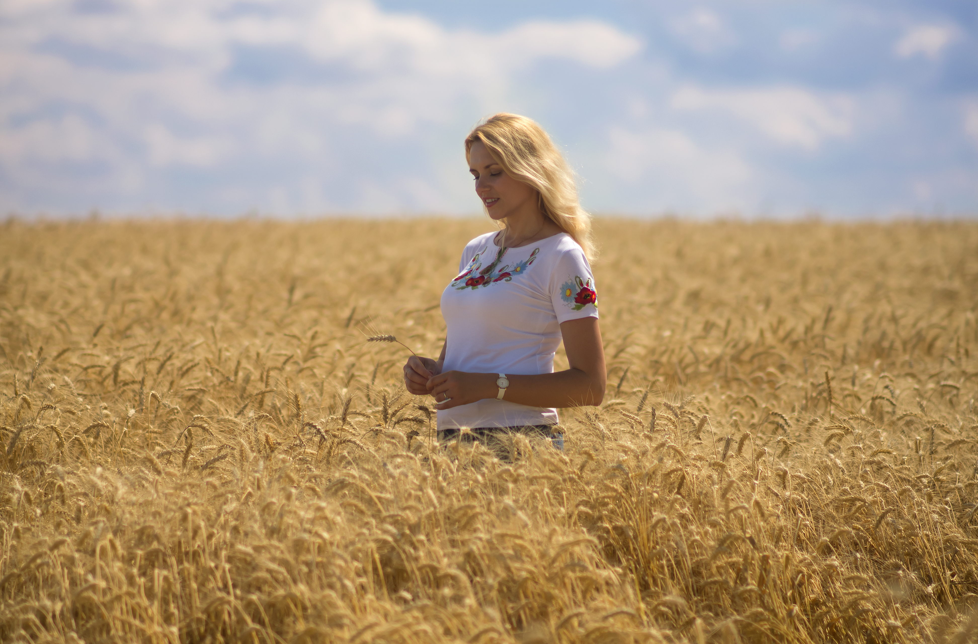 Женщина в пшеничном поле