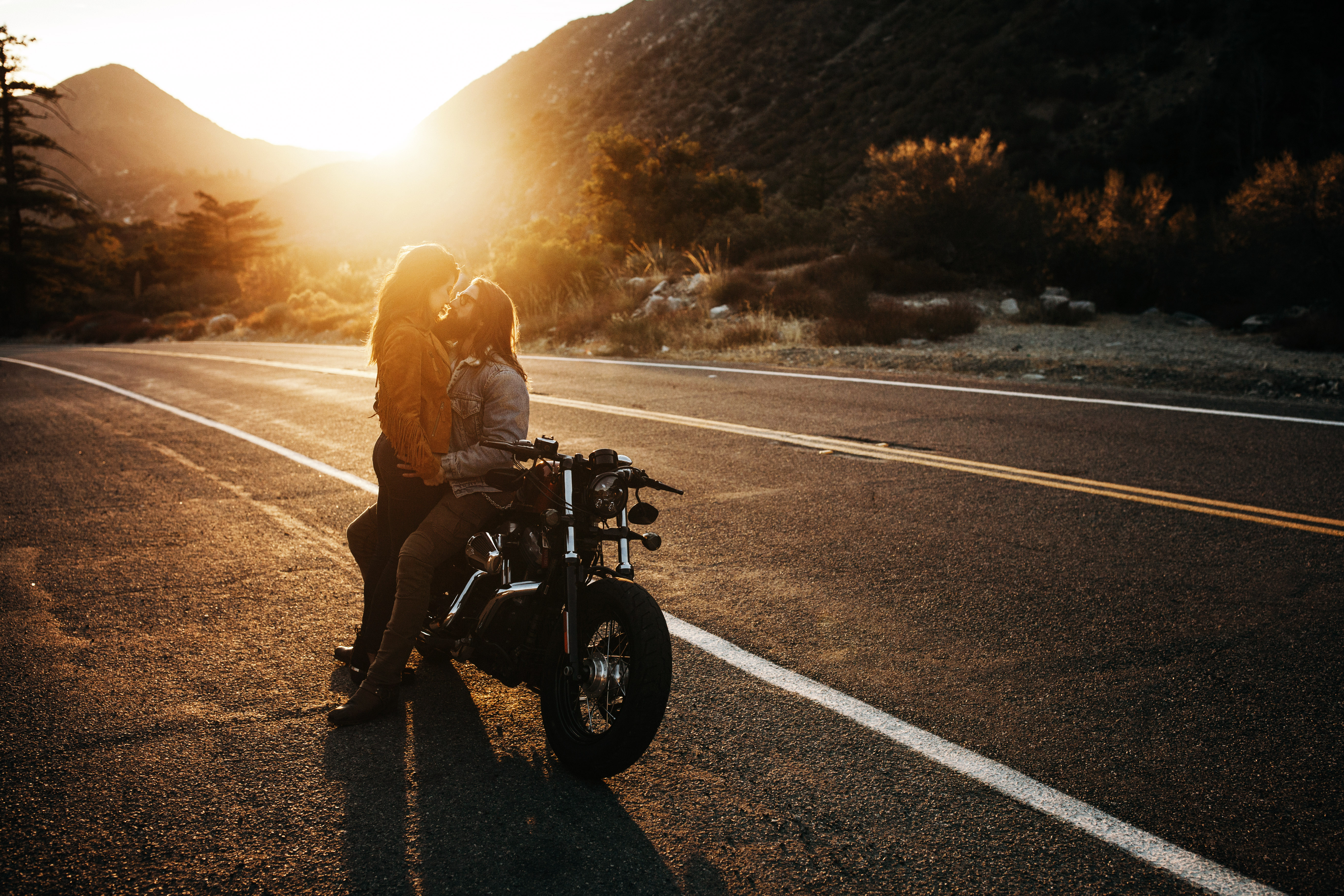 Девушка на мотоцикле на дороге